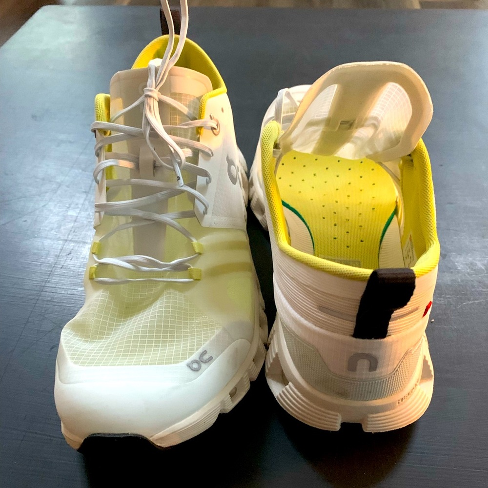 Womens size 10 On Cloud tennis shoes
